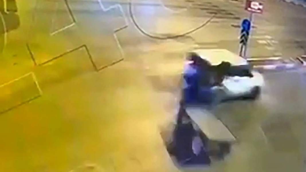 Adana’da Başıboş Atın Araçla Çarpıştığı Görüntüler Ortaya Çıktı! 2